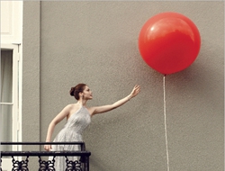 灵动气球小道具 打造轻松时尚婚纱照