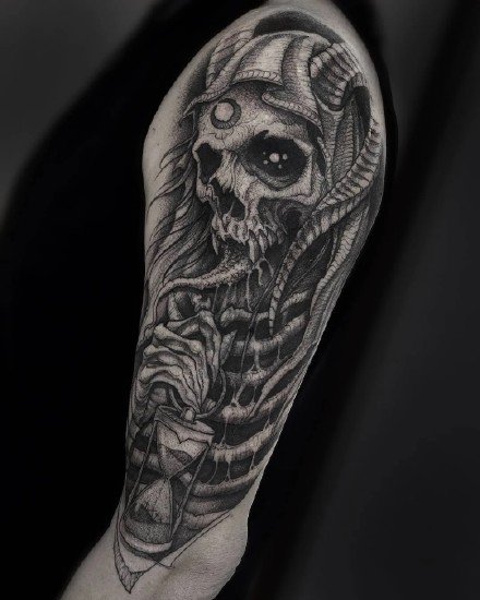 大臂黑暗机械风格的纹身作品图案
