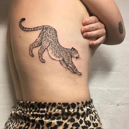 豹子纹身 黑灰色的一组写实小豹子纹身图案
