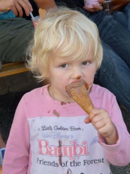 正在吃冰淇淋的孩子图片(10张)