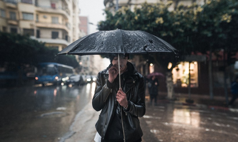 撑着雨伞的人图片(10张)