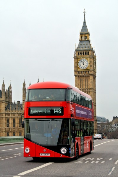 公路上的红色巴士图片(9张)