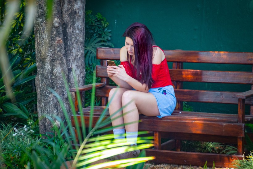 穿红色上衣的美女图片(12张)