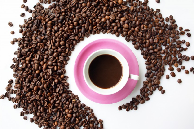 咖啡豆散落在装有咖啡的杯子旁图片(10张)