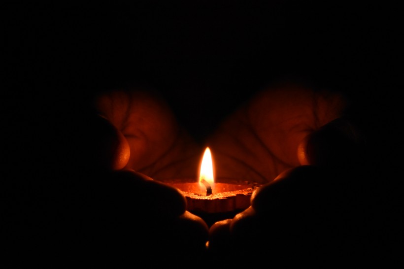 正在燃烧发光的蜡烛图片(12张)