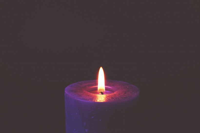 正在燃烧发光的蜡烛图片(12张)