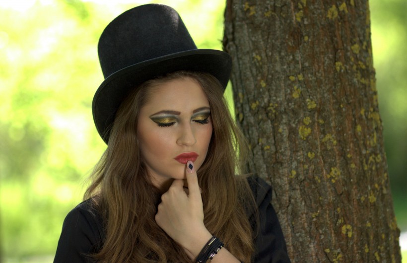 一个戴黑色礼帽的女孩图片(18张)