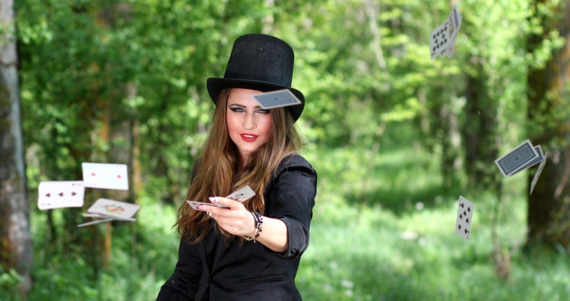 一个戴黑色礼帽的女孩图片(18张)