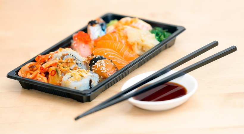 摆在盘子里的寿司图片(11张)