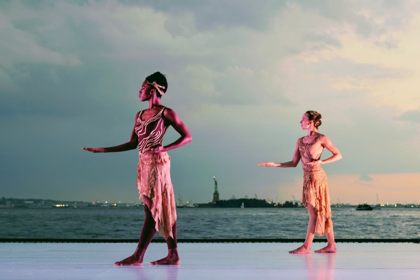 跳舞的美女图片(12张)