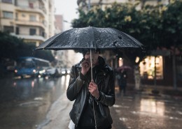 撑着雨伞的人图片(10张)