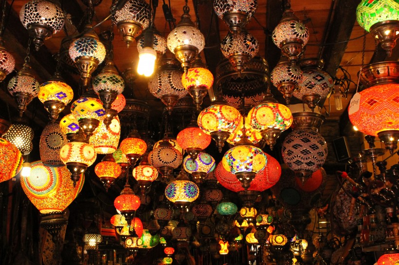 夜晚点亮的多彩纸灯笼图片(13张)