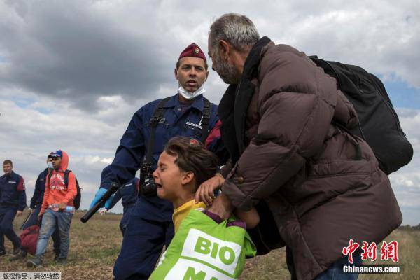 匈牙利女记者故意绊倒抱小孩难民 引起全球公愤