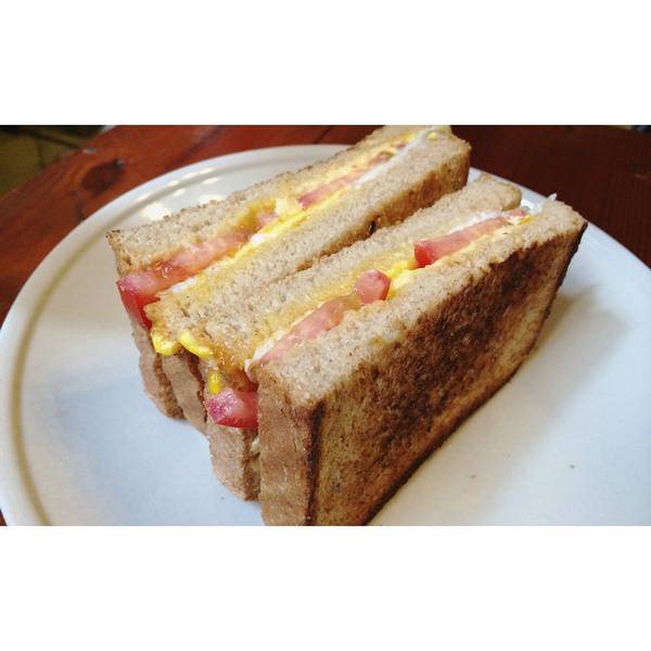 早餐必备的番茄蛋三明治
