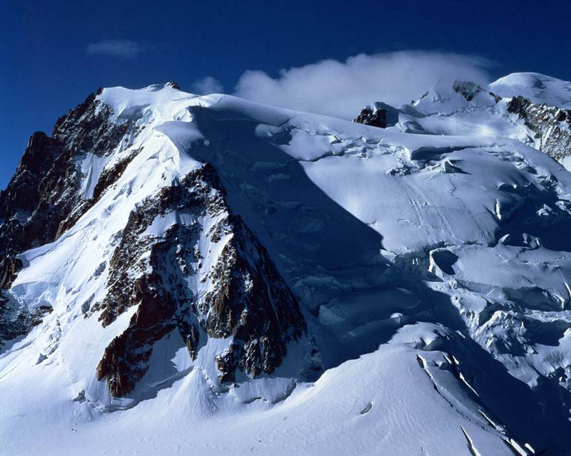 高山重岩叠嶂白雪覆盖唯美雪景