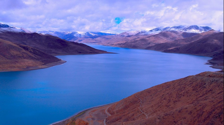 西藏吉隆沟冬天山谷风景图片