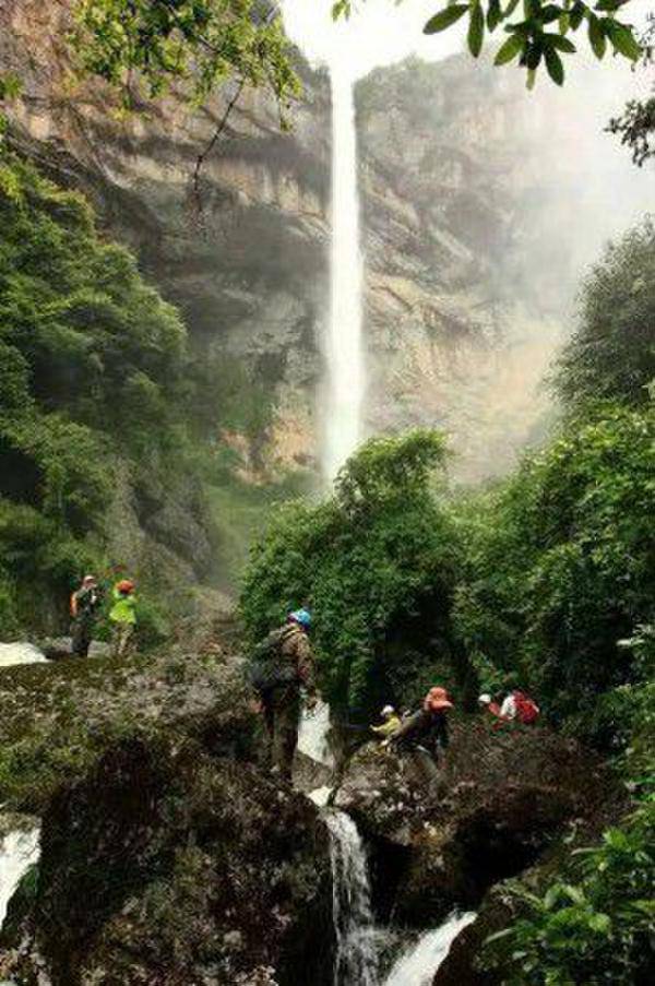 上海一驴友“瀑降”80米高瀑布时不幸身亡(2)