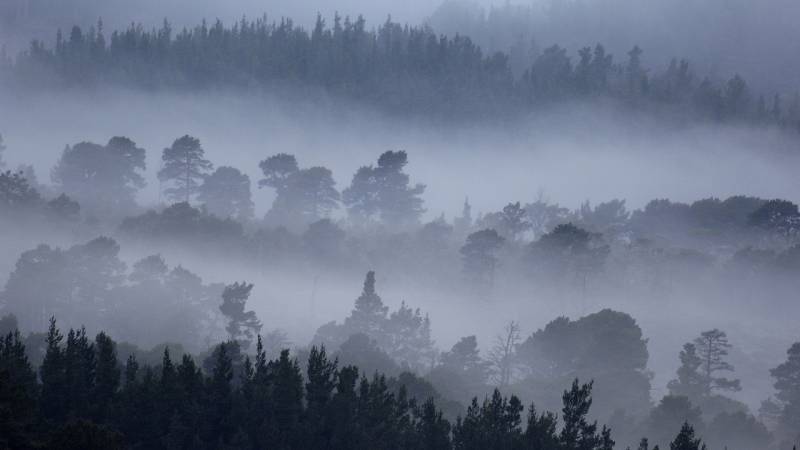 云雾缭绕的山脉高清风景壁纸