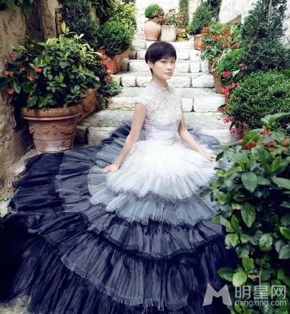 李宇春婚纱写真照展现女性美艳气质