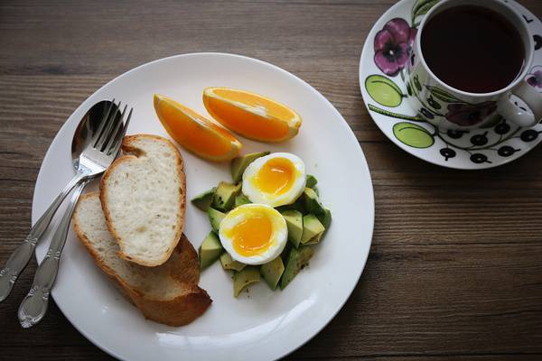 面包鸡蛋加水果营养早餐美食