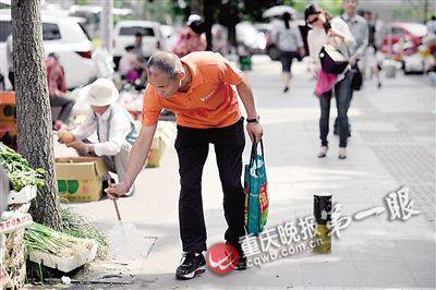 亿万富翁热爱环保每天上街捡垃圾 义务宣传卫生