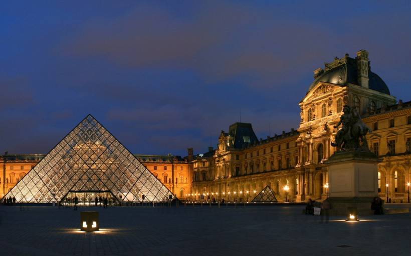 享誉世界的卢浮宫玻璃金字塔图片