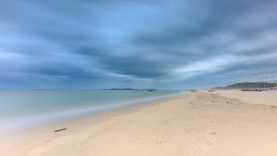 厦门观音山海滨蓝色沙滩风景