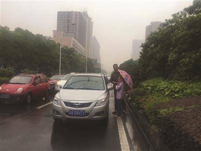南京一男子开车途中猝死 3岁女儿车内大哭