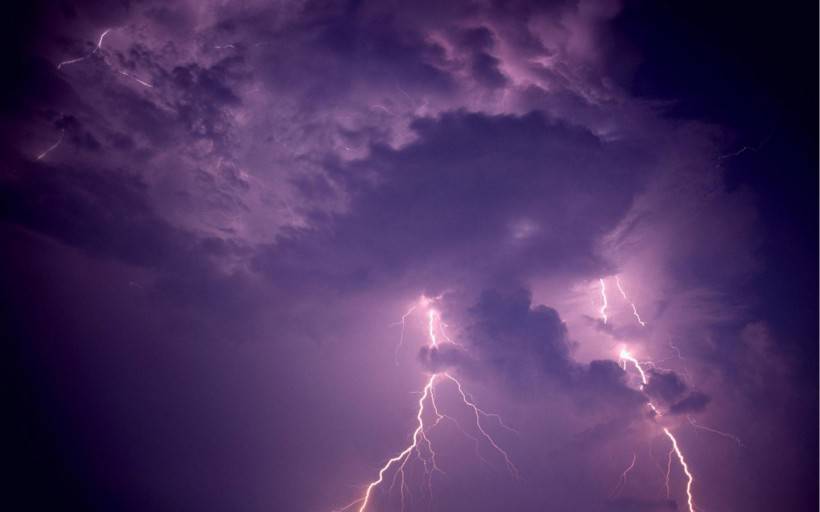 紫色闪电大自然的奇观风景壁纸