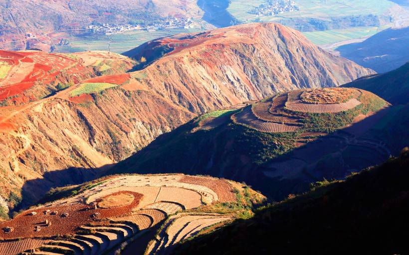 红土地秀丽山河自然风景壁纸