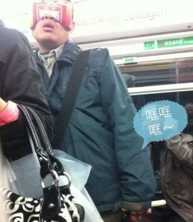 男子背刺猬包吓坏地铁乘客 盘点那些地铁奇葩
