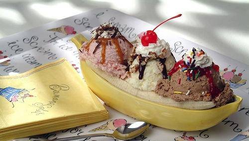 清新凉爽的香蕉船冰淇淋唯美图片