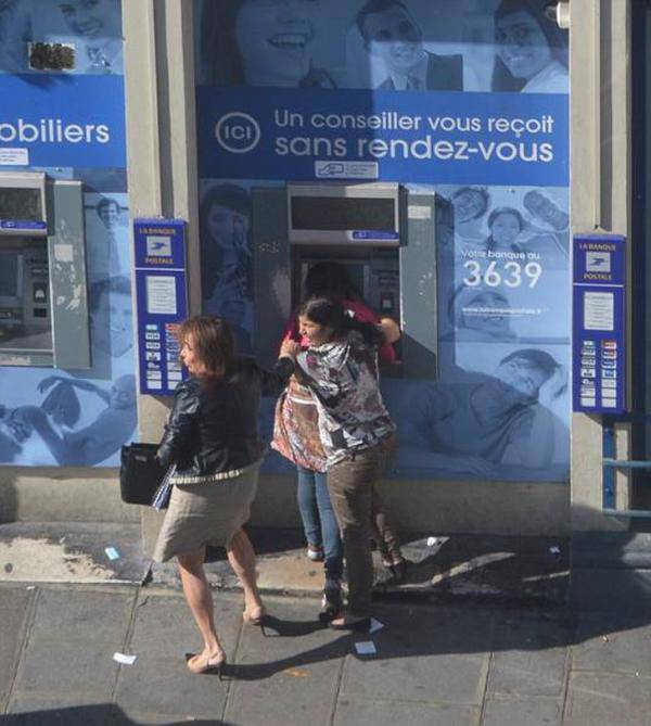 巴黎街头女子取钱被公然抢劫无人帮忙(3)