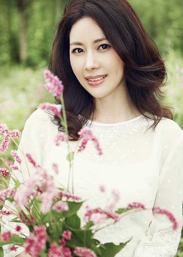 气质美女演员邓英春日户外优雅迷人写真