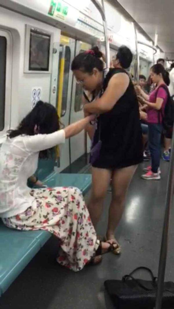 北京地铁两女子抢座撕衣 各自都走光(2)