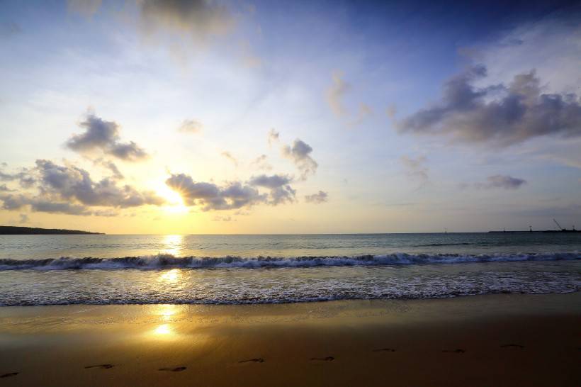 夕阳下的海边日落风景图片