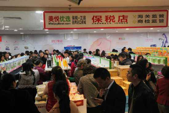 珠江新城保税店今日开业 市民疯狂扫货排200米长人龙