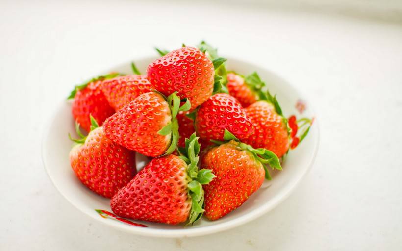 香甜多汁的牛奶草莓图片