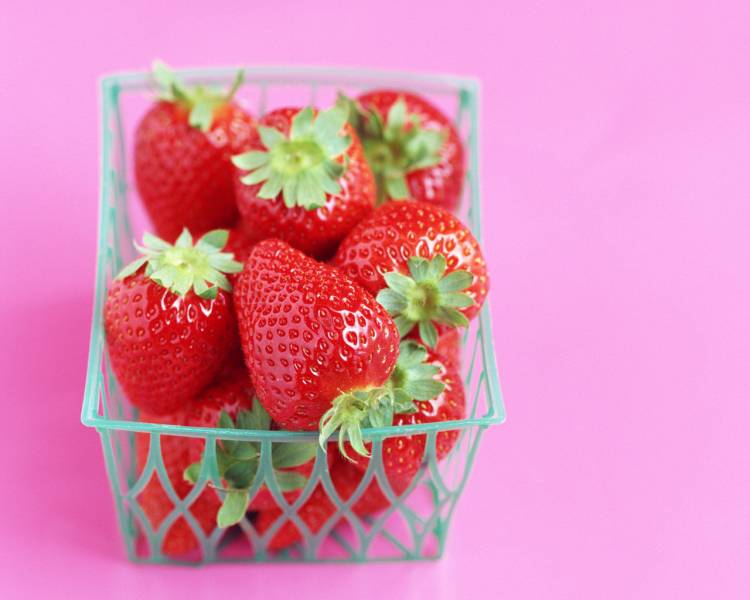 鲜红甜美的草莓蛋糕图片