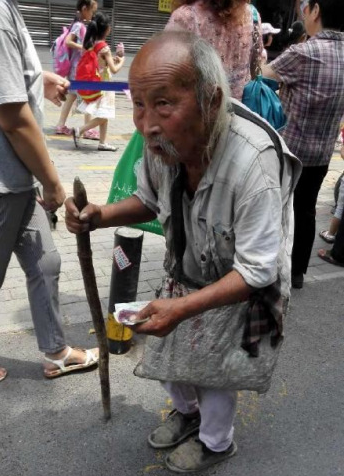 103岁老人街头乞讨,子女岂能熟视无睹?