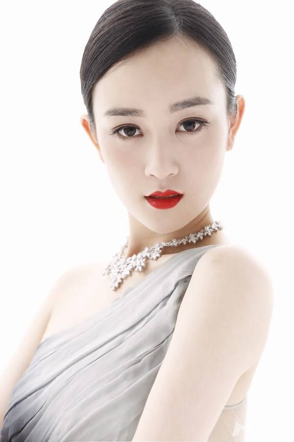 张檬红唇搭配墨染长裙 优雅气质迷人