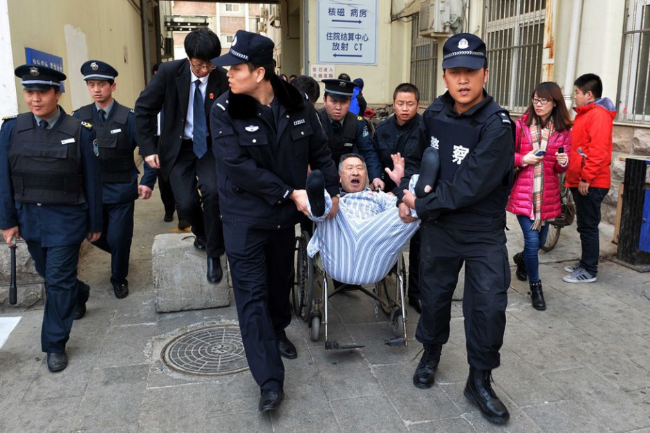北京一男子铁链锁身赖医院病床近3年 被强执抬走