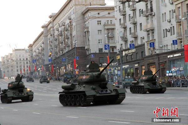 老式苏联坦克亮相俄罗斯胜利日阅兵彩排