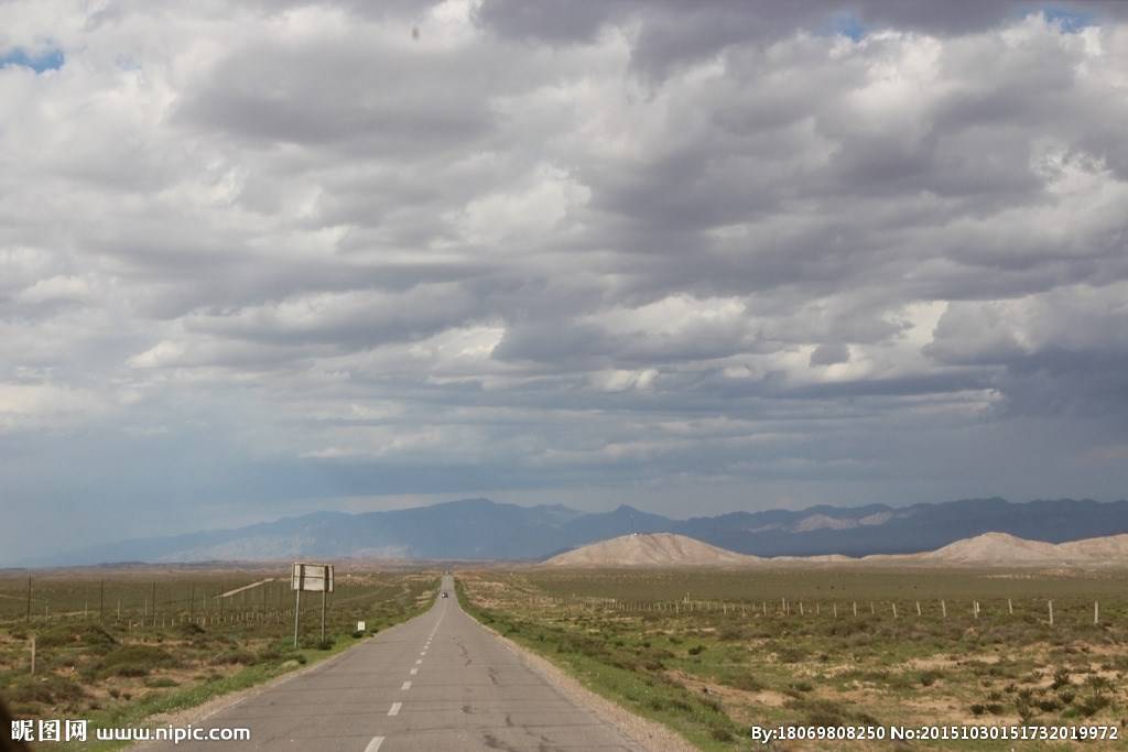 美丽的戈壁天空高清图片