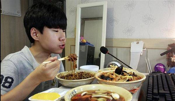 韩少年网络直播吃饭每日可挣上万元