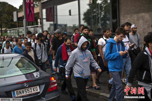 匈牙利难民徒步迁徙 奥地利与德国成难民唯一希望