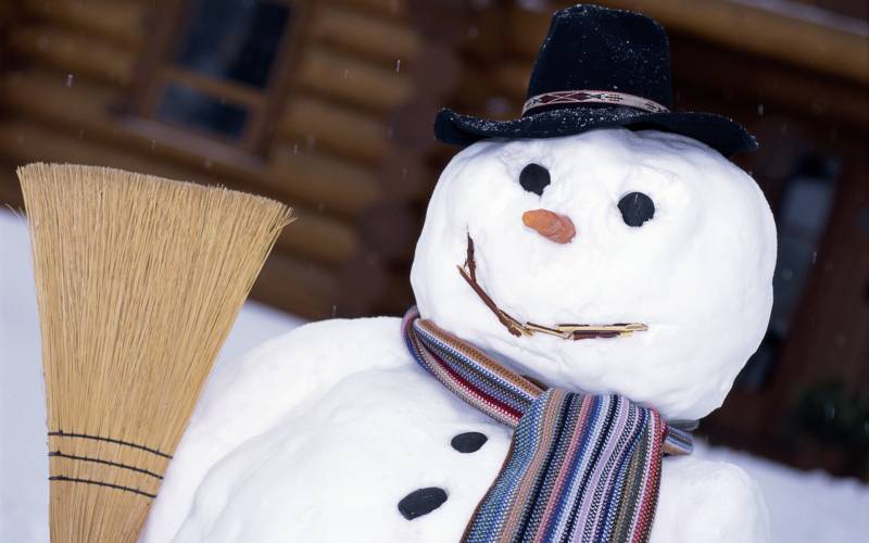 雪地里可爱的小雪人浪漫冬季风景高清选图