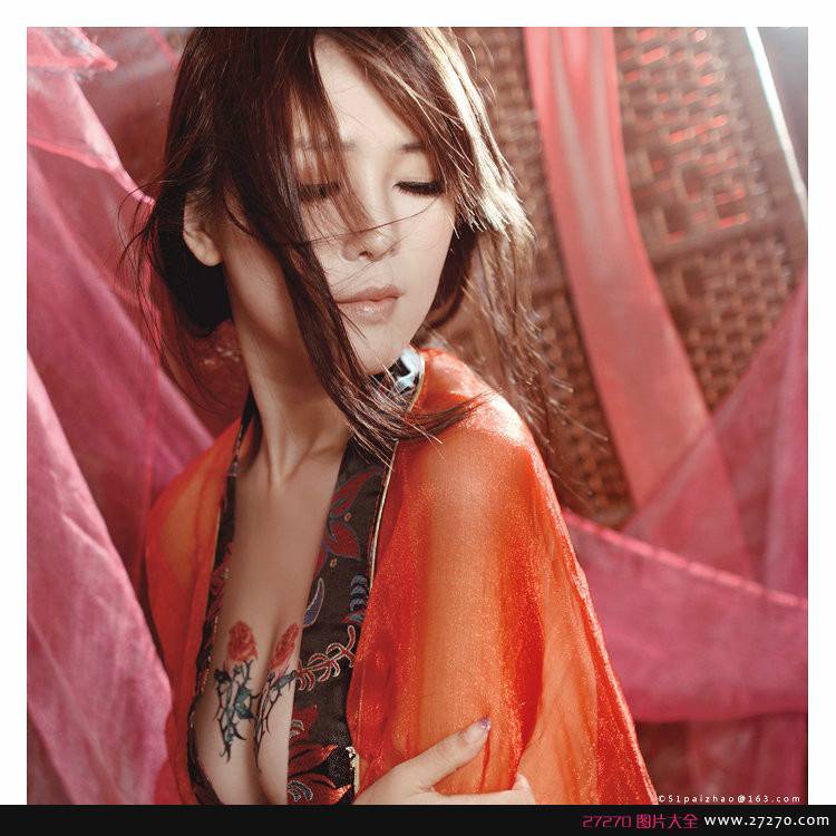 美女模特张优上演古代才女闺房私密生活