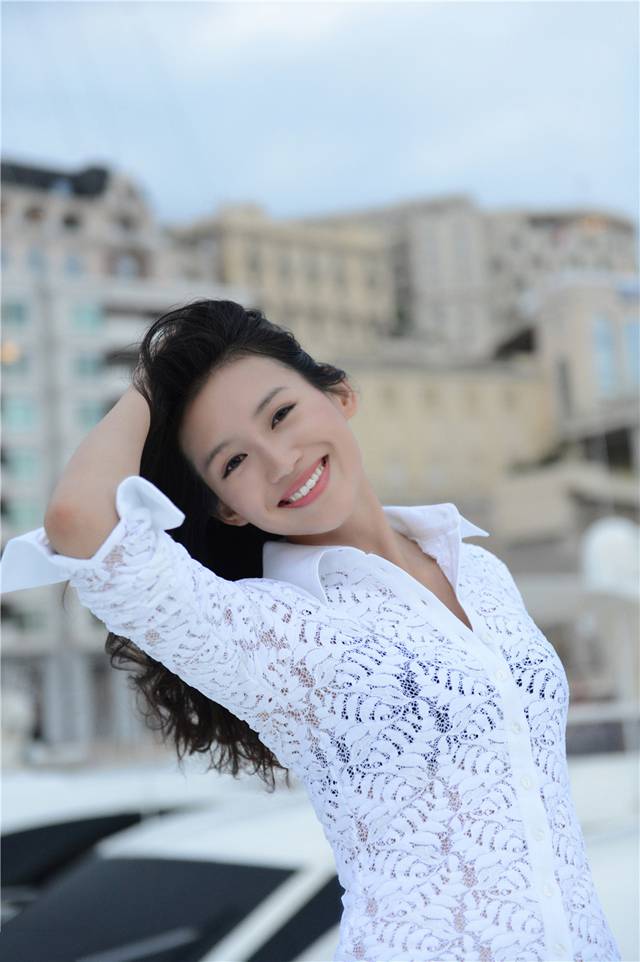 苏青白裙搭配甜美笑容温暖人心