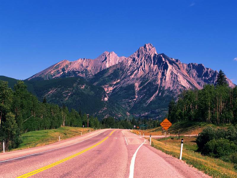 高山平原蜿蜒曲直的道路组图